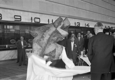 837419 Afbeelding van de onthulling van het beeld Het Afscheid van Umberto Mastroianni in de hal van het N.S.-station ...